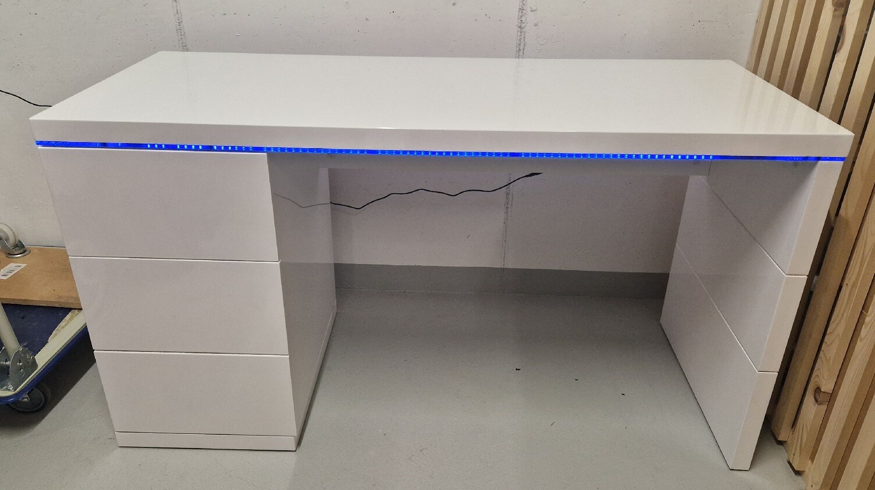 Scrivanie: Schreibtisch mit LED – Usato da Güttingen venduto da marinamayer 1