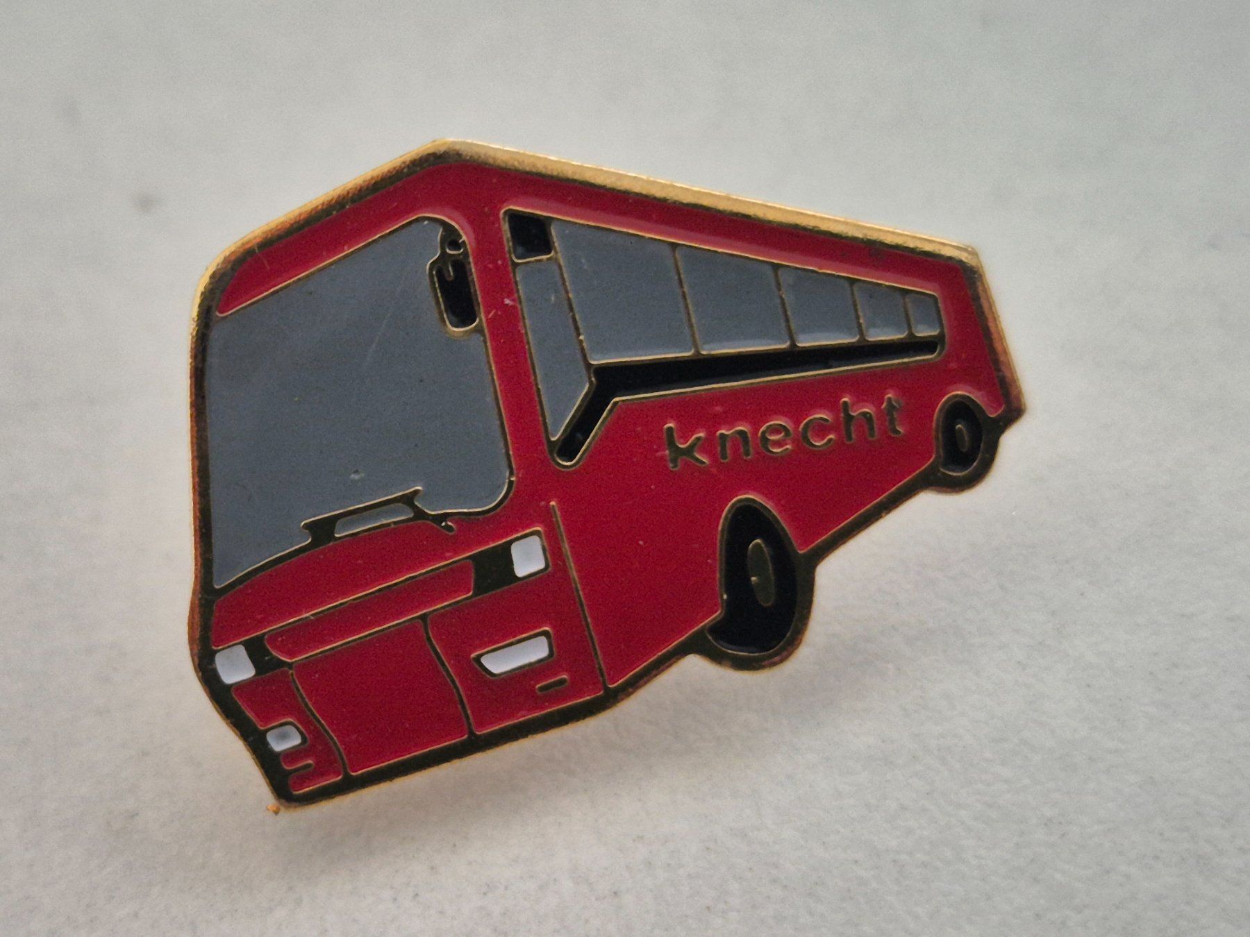 Placchette & Badge: Knecht   Bus  rot   -     Pin – Usato da Niederweningen venduto da Obson