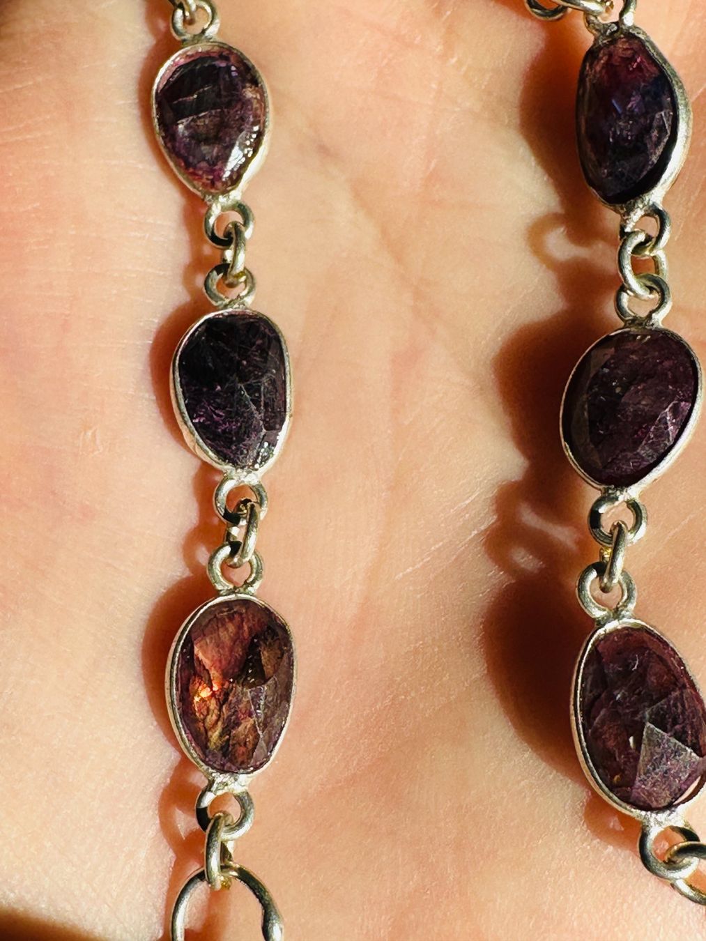 Bracciali & Braccialetti: Color Enhanced Red Flash Labradorite Bracelet 7" – Nuovo e nell'imballaggio originale da Genève venduto da AGBERG 2