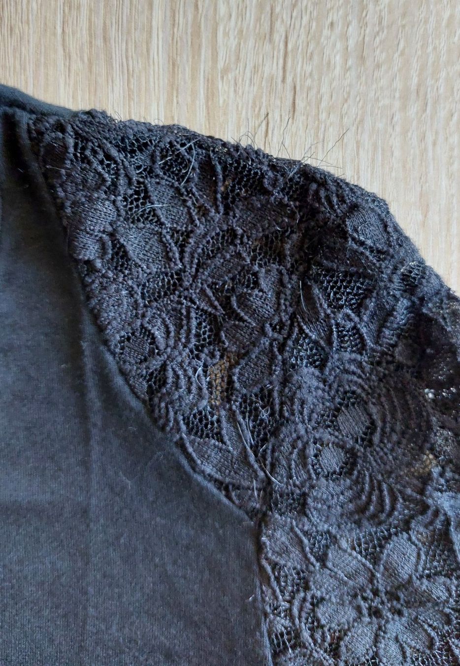 T-shirt: Schickes schwarzes Langarmshirt mit Spitze, Grösse M – Usato da Zollikofen venduto da Blackie 7
