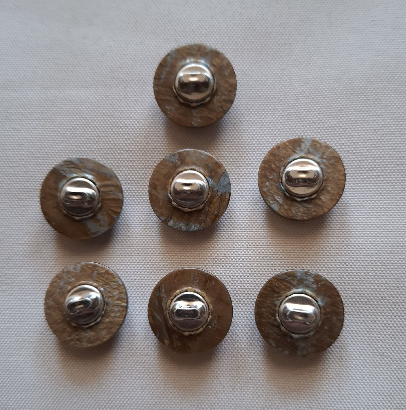 Bottoni: 7 Knöpfe, beige- braun- grau marmoriert , 18 mm. – Nuovo (secondo la descrizione) da Dietikon venduto da Hirschkopf 5