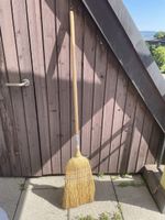 Besen Holzstiel Naturmaterial guter Zustand