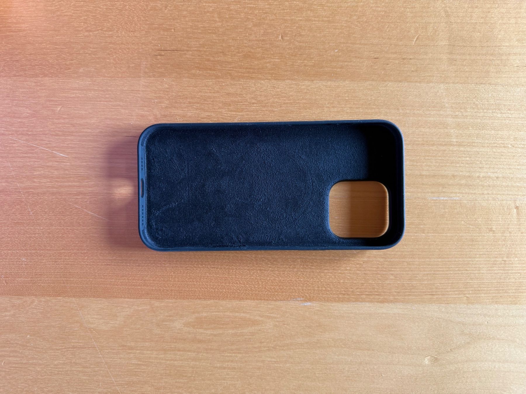 Apple Cover & Protezioni schermo: Apple iPhone 16 Pro Max Silicone Case mit MagSafe – Midnight – Usato da Buchs AG venduto da lucazubi7 1