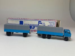 GB- VEB Berlinplast Volvo F 88 Planenlastwagen in OVP