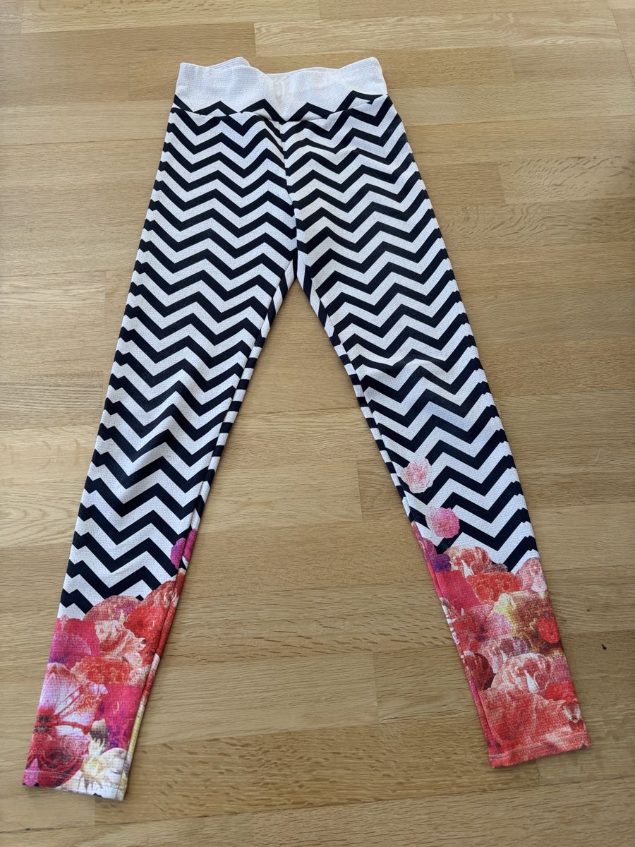 Leggings: Juniqe Leggins S  – Usato da Fribourg venduto da dafral