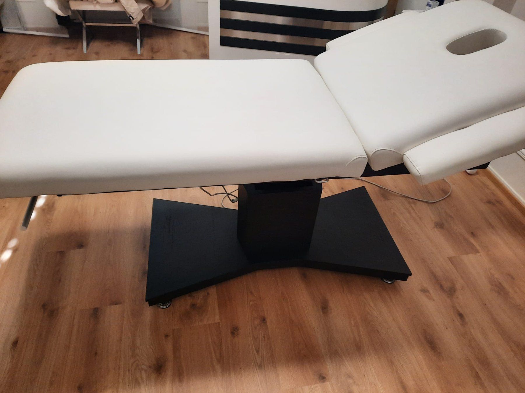 Lettini & sedie per cosmetici: Table de massage professionnelle, état impeccable ! – Usato da Lausanne venduto da Rouvrex 3