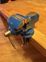 Schraubstock blau Spannweite 60 mm sehr wenig benutzt.