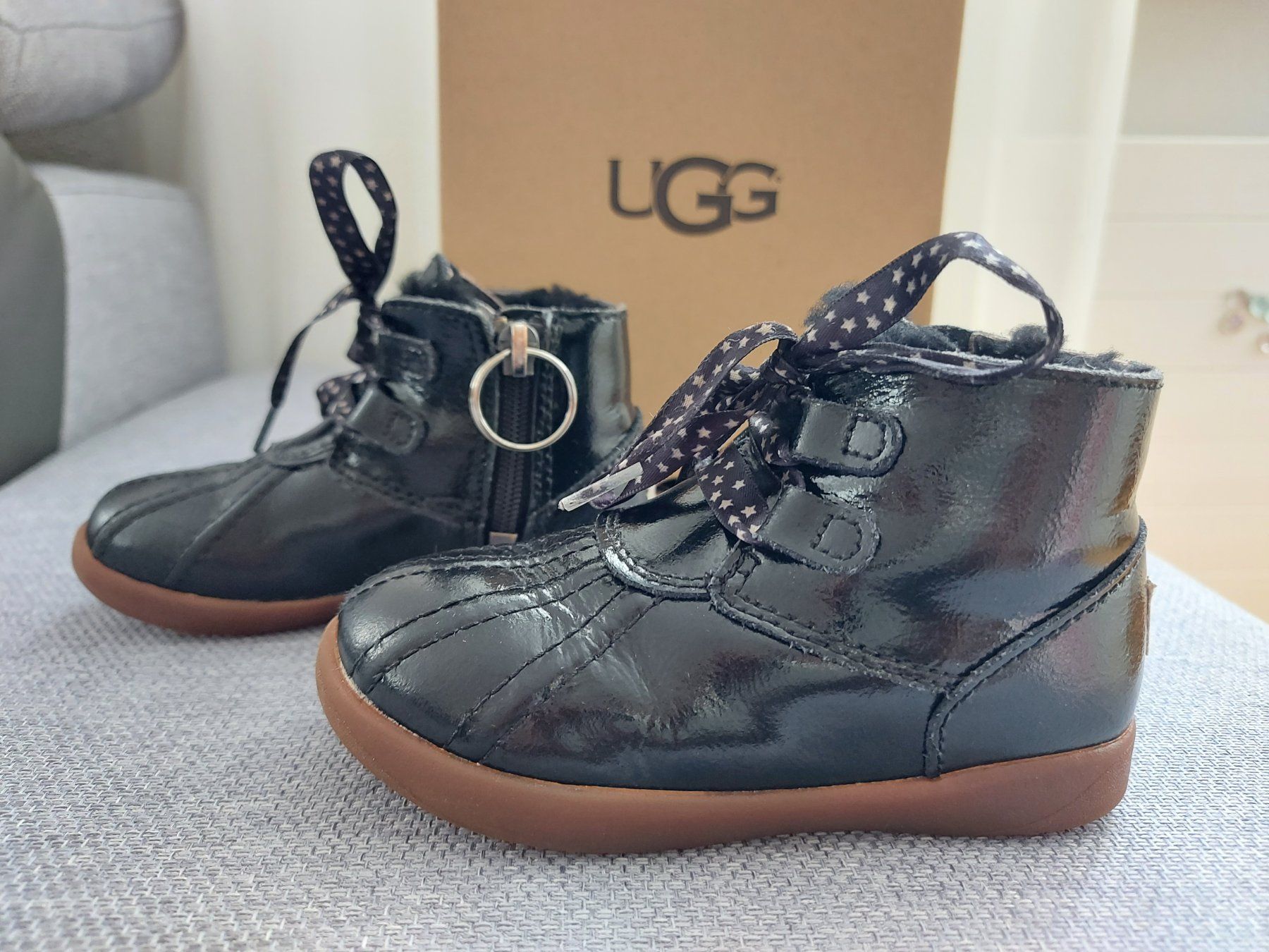 Ugg Schuhe für Mädchen: Schwarze UGG Halbschuhe Gr. 23½ / 23.5 – Gebraucht aus Flims Dorf von Truemorish 1