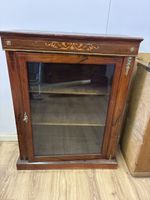 Vitrine ancienne en bois précieux avec porte vitrée.