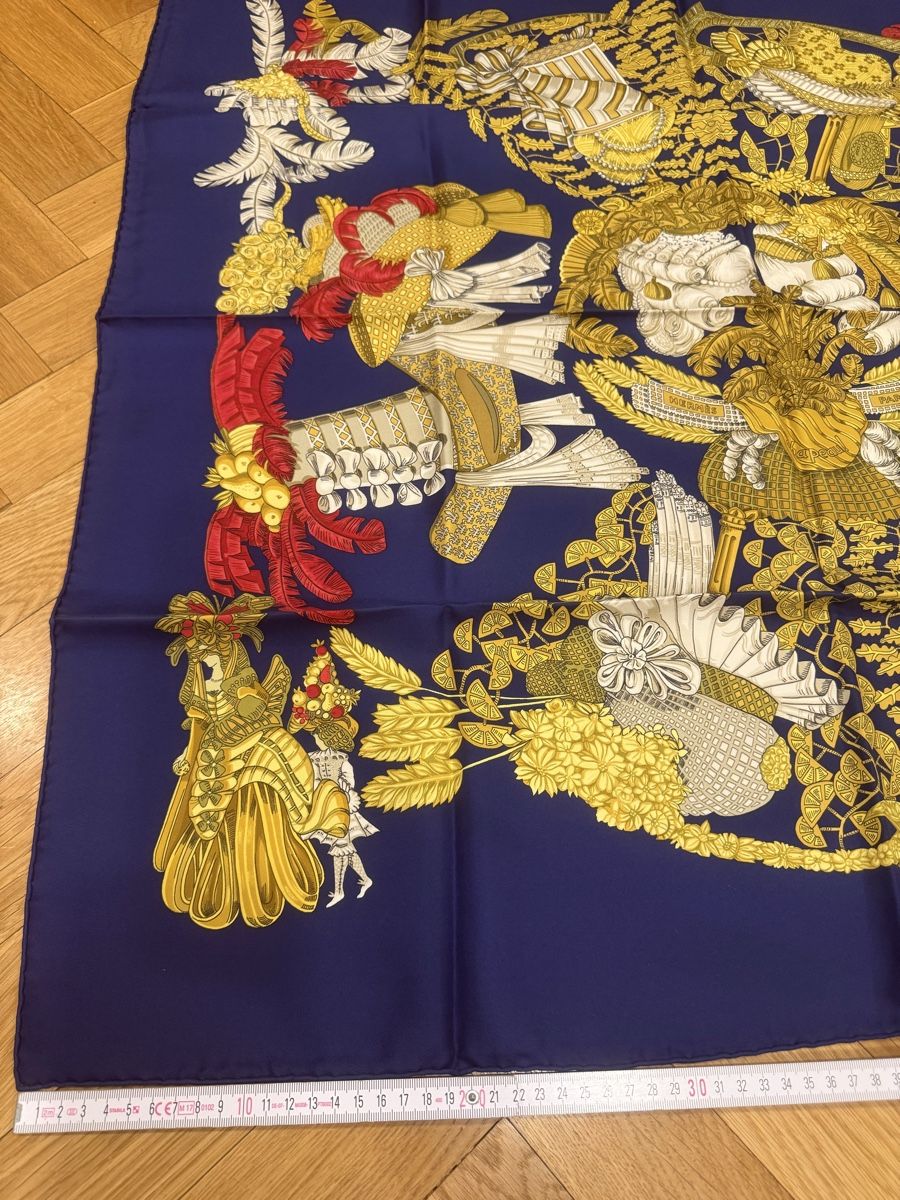 Hermès Foulard & Sciarpe: Hermes Seidenschal Dunkelblau mit Gold-Muster - – Nuovo (secondo la descrizione) da Basel venduto da ich-verkauf-dir-was 4