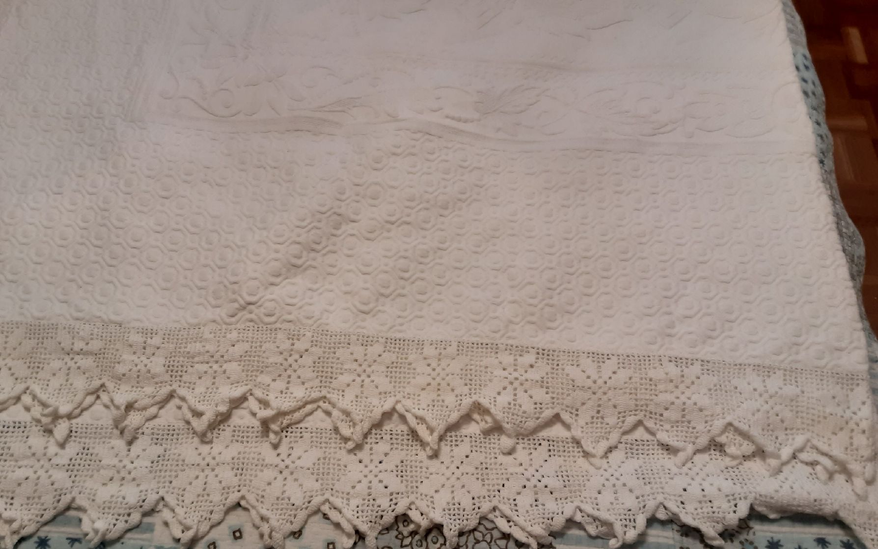 Biancheria da letto: wunderschönes Piquet bettüberwurf  – Usato da Ambrì venduto da Maerz87 1
