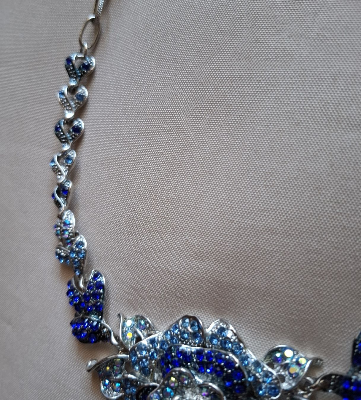 Catenine: Blaues Blumen-Collier mit vielen Strasssteinchen. – Usato da Dietikon venduto da Hirschkopf 3