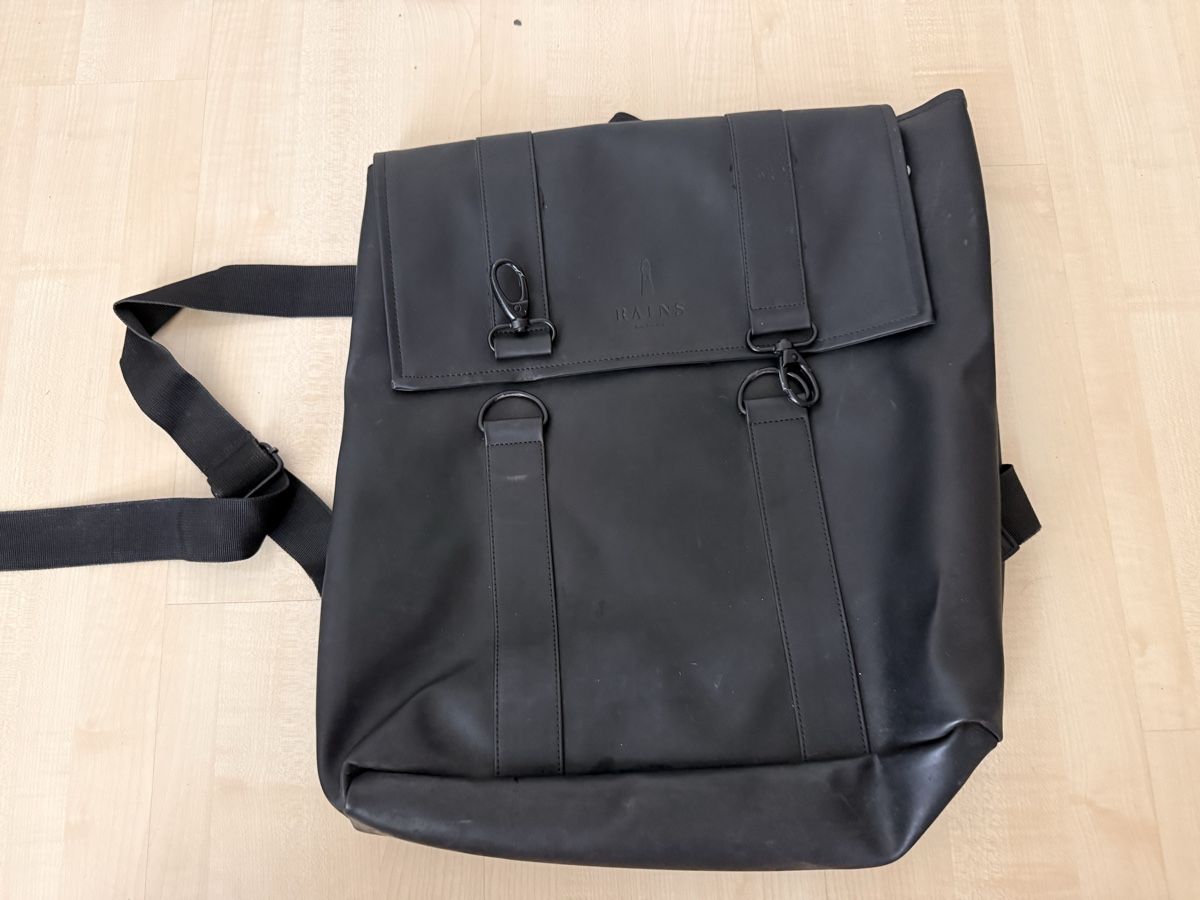 Rains Rucksäcke: Schwarzer Rains Rucksack – Gebraucht aus Neerach von lar_tkp2
