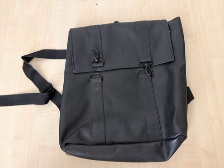 Schwarzer Rains Rucksack