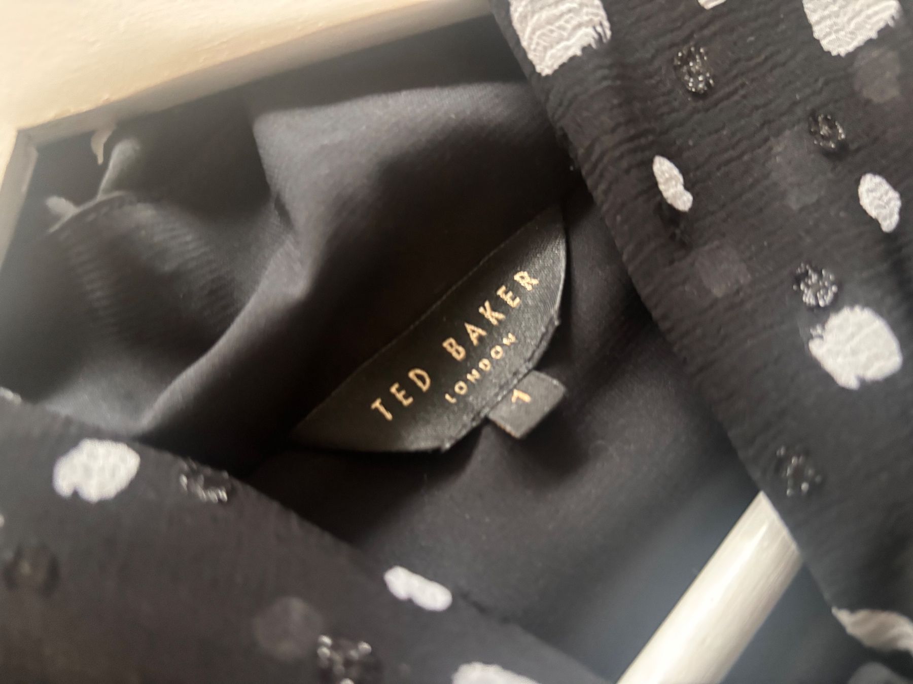 Ted Baker Camicette: Ted Baker Bluse schwarz gepunktet Grösse 1 – Usato da Dübendorf venduto da Angelika_ 1