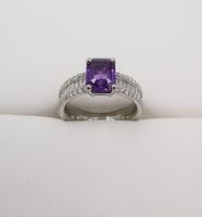 WEISSGOLDRING MIT VIOLETTEM SAPHIR UND BAGUETTE DIAMANTEN