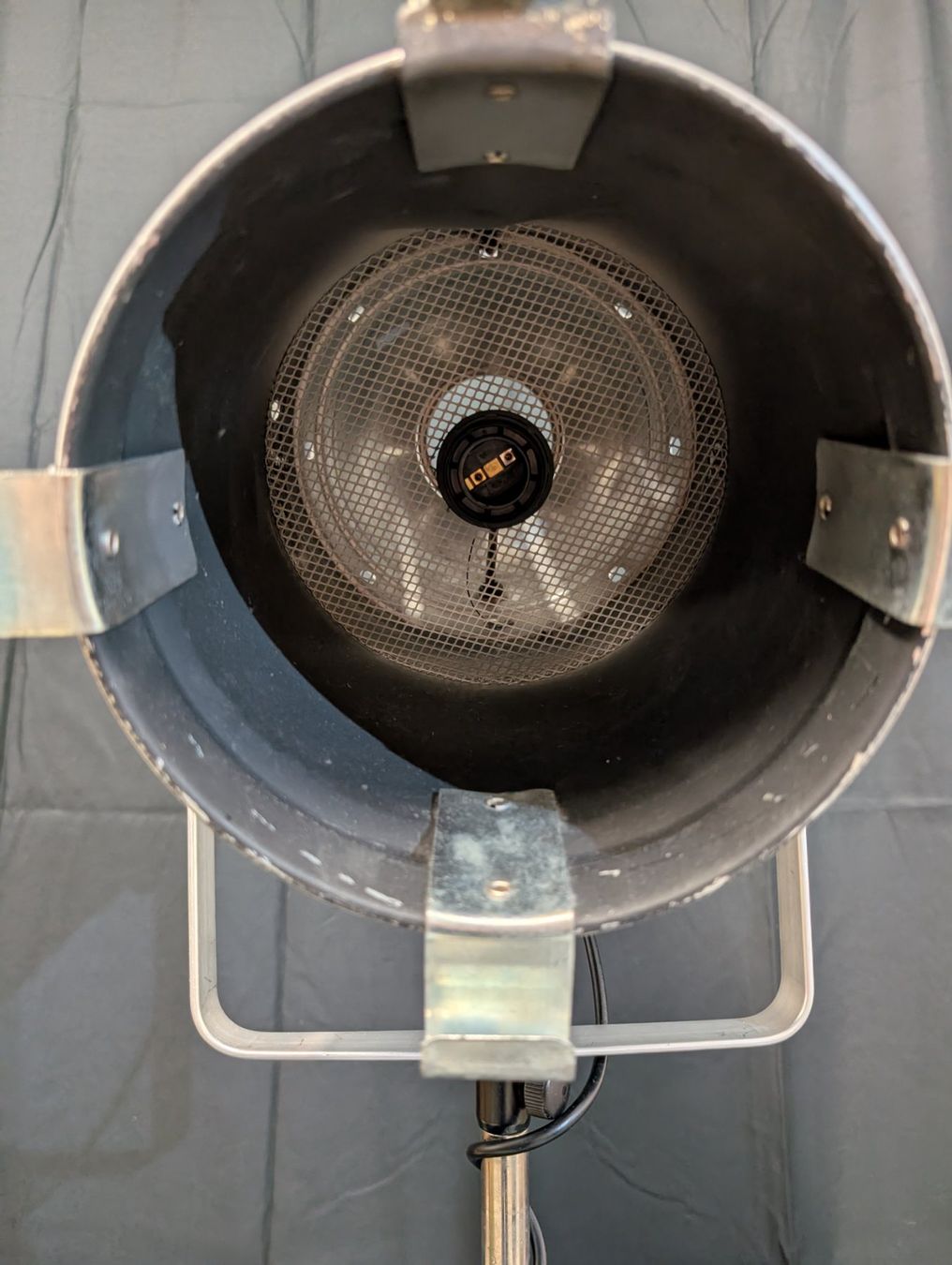 Lampade: Industrial Scheinwerfer D.T.S. PAR 64 auf Stativ Bastler – Usato da Wiezikon b.Sirnach venduto da Romsche 3