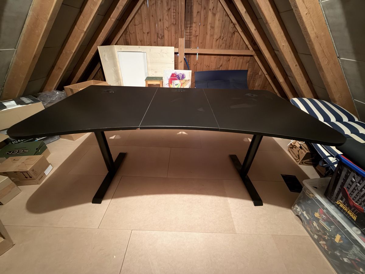 Schreibtische: Arozzi Gaming Tisch Pure Black 160x82cm – Gebraucht aus Kirchberg BE von rem_v9zt 1