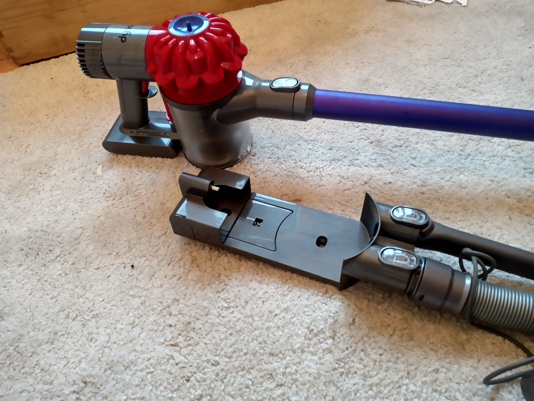 Dyson Aspirapolveri & Accessori: Handstaubsauger Dyson V6 – Usato da Prez-vers-Siviriez venduto da Monija70 2