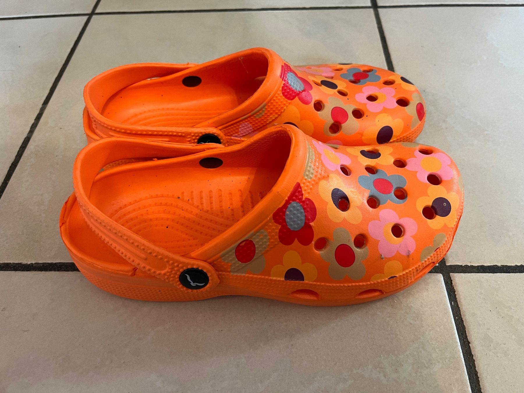 Crocs Scarpe da donna: Chaussures style crocs 41 oranges fleurs bon état – Usato da Porrentruy venduto da Madamebovary 1