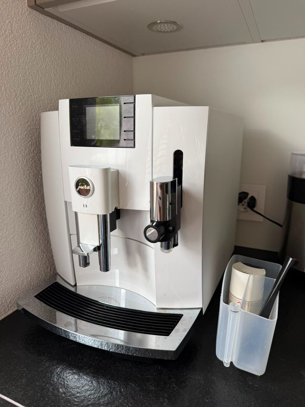 Jura Macchine per caffè & Macchine per espresso: Jura E8 - Kaffeevollautomat - ab 1.- – Usato da Neuhausen am Rheinfall venduto da de4n