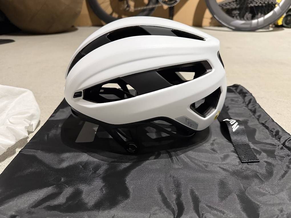 Canyon Caschi: Canyon Helm Disruptr CFR new – Usato da Tschugg venduto da Spina_m