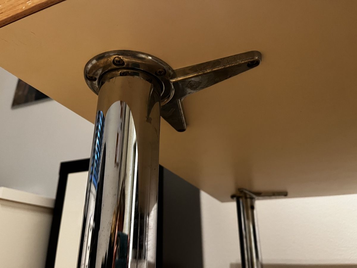 Tavoli: Weisser Tisch mit Chrom Beinen – Usato da Ruswil venduto da Janine.Bieri 1