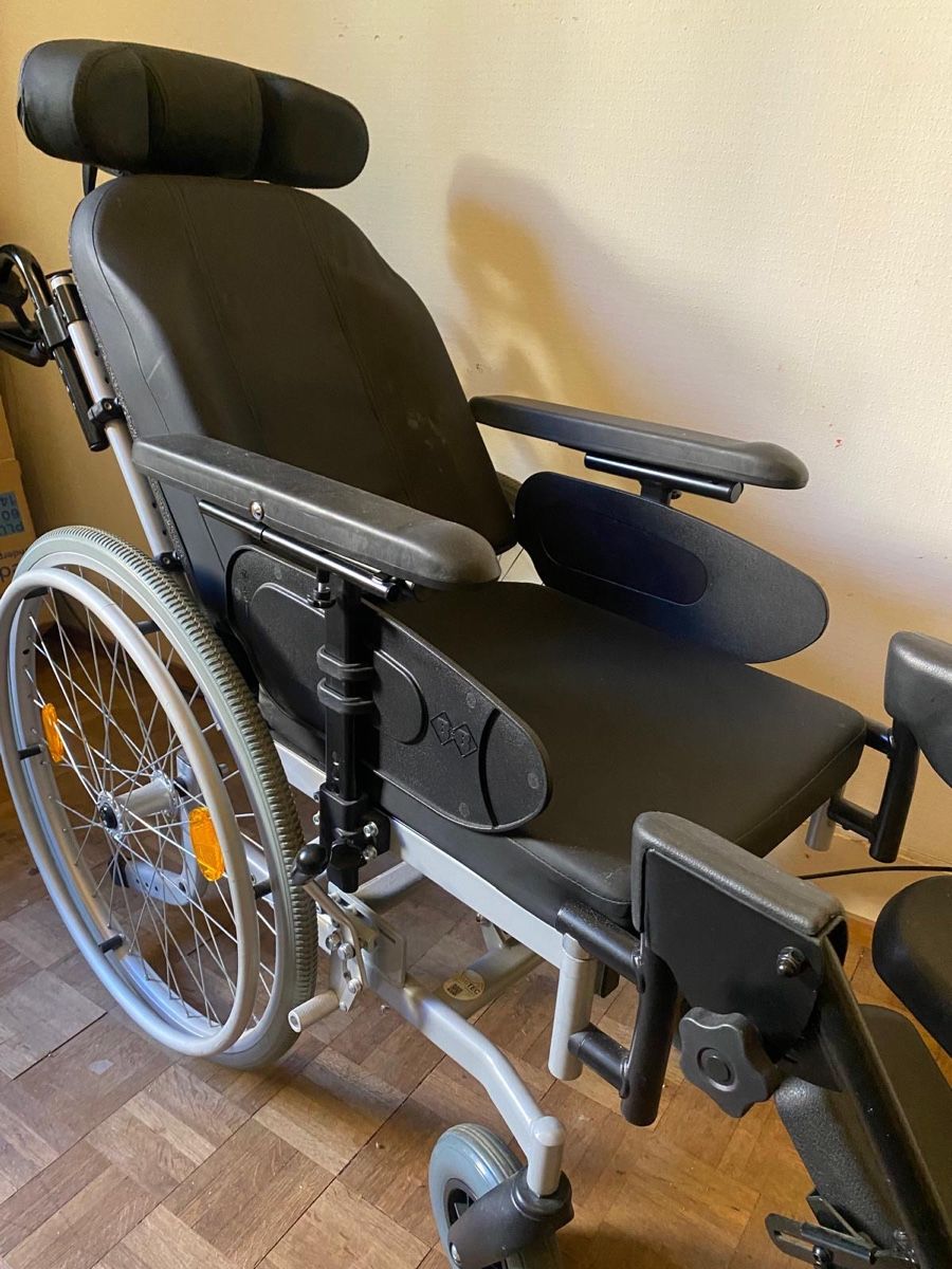 Lettini & sedie per cosmetici: Fauteuil roulant médical  – Usato da Cressier NE venduto da Pfeutpfeut