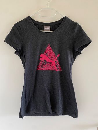 Graues Puma T-Shirt mit pinkem Logo