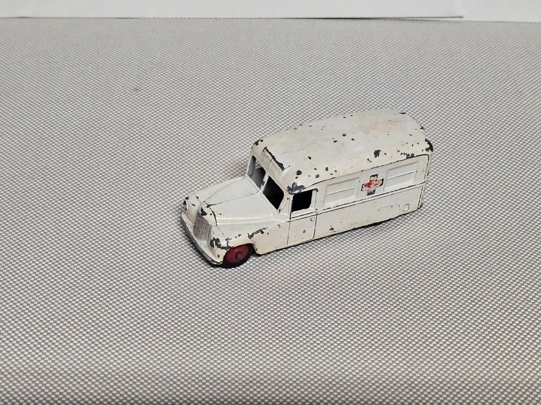 Dinky Toys Voitures modèles: Dinky Daimler Krankenwagen – D'occasion à Starrkirch-Wil par easygo13