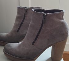 Bottines en daim gris taupe