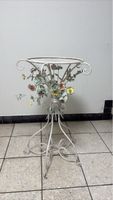 Antiker Blumenständer Metall weiss floral verziert