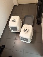 Zwei Katzentoiletten mit Haube weiss grau gebraucht