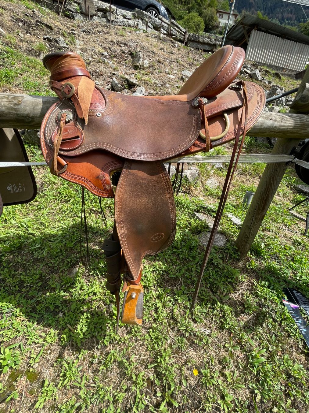 Selles, accessoires: Westernsattel Echtleder, handgefertigt – D'occasion à Malvaglia par Ponos
