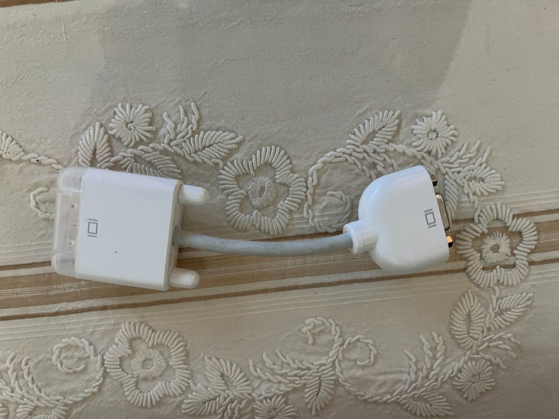 Apple Laufwerke & Adapter: Apple VGA Adapter – Gebraucht aus Winterthur von fla_hwg8