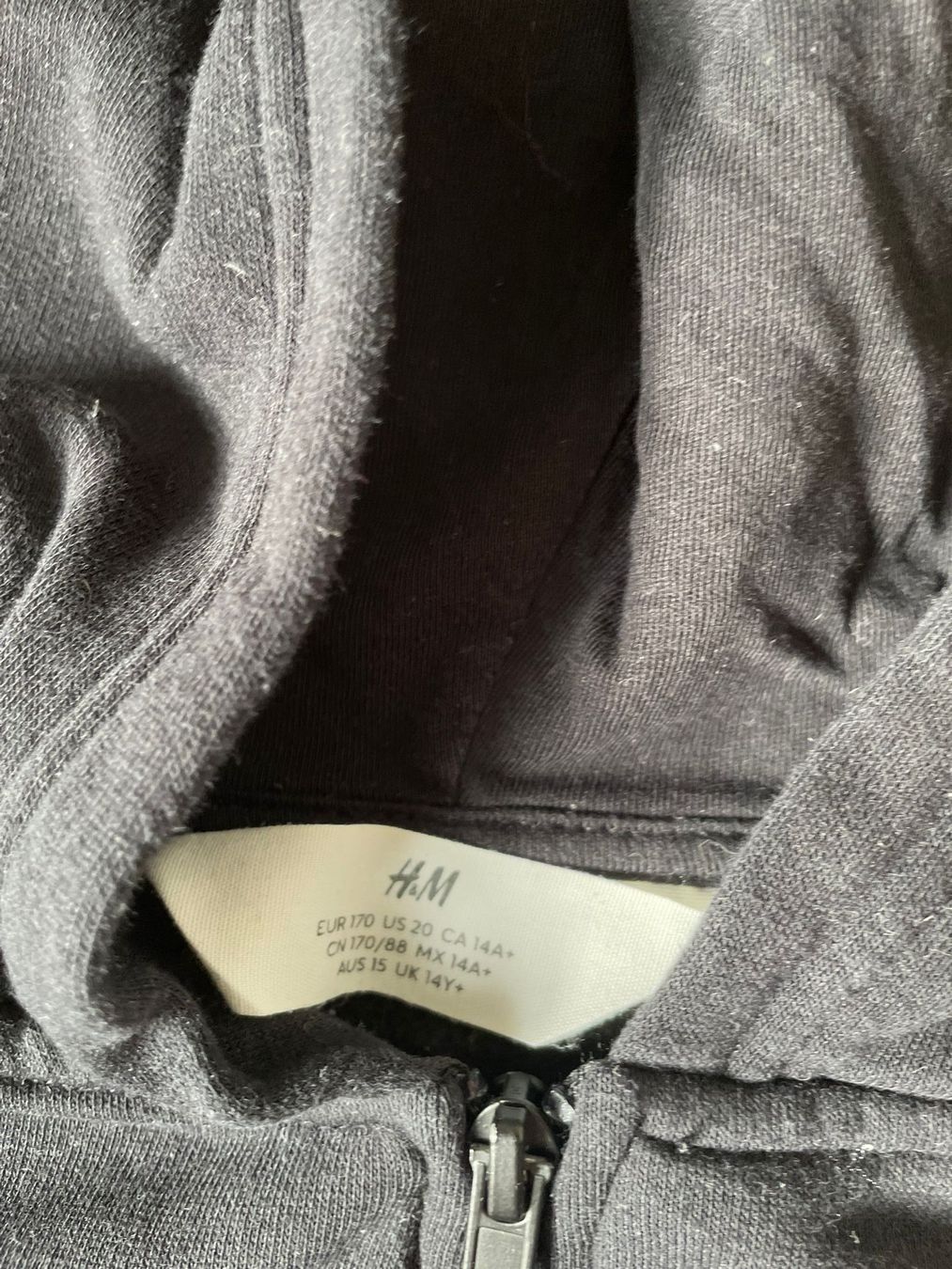 H&M Maglioni & Felpe: Schwarze H&M Kapuzenjacke Gr. 170 – Nuovo (secondo la descrizione) da Egnach venduto da TTLL 1