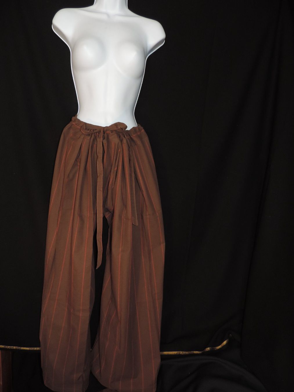 Pantaloni: sarouel brun rayure rouge rosé – Usato da Genève venduto da Axelle333 3