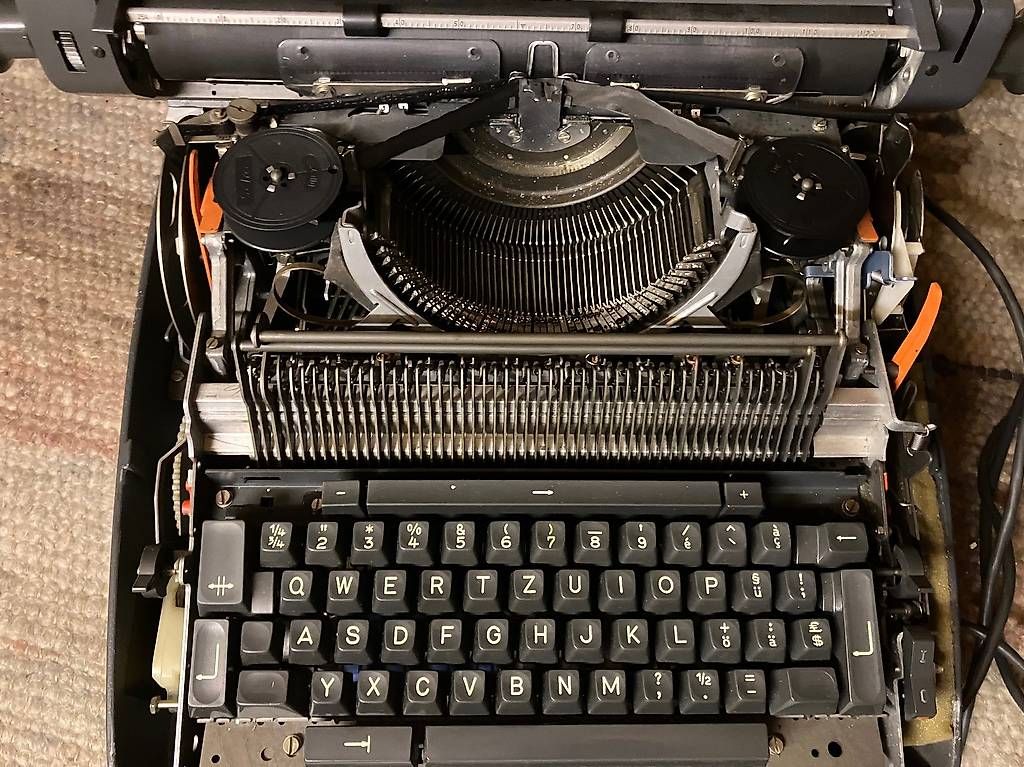 Macchine da scrivere: 50-jährige elekt. Schreibmaschine – Usato da Hallwil venduto da rol_r9dr 1