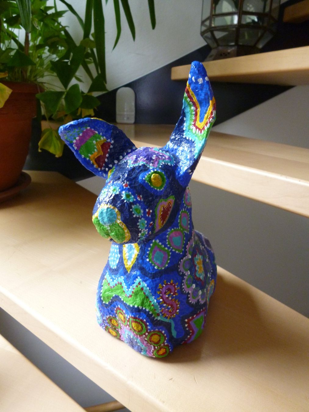 Statuette: blau-bunter HASE   KUNST Pappe handmade  Osterhase – Usato da Dättlikon venduto da Mamakuga 1