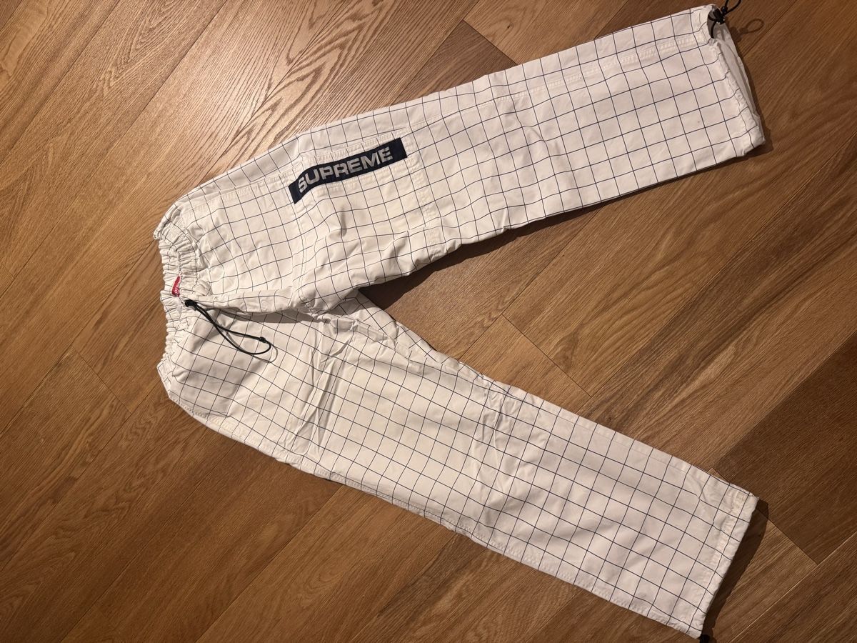 Supreme Pantaloni: Pantalon Supreme - Taille S/M  – Usato da Le Mont-sur-Lausanne venduto da nat_kt2b