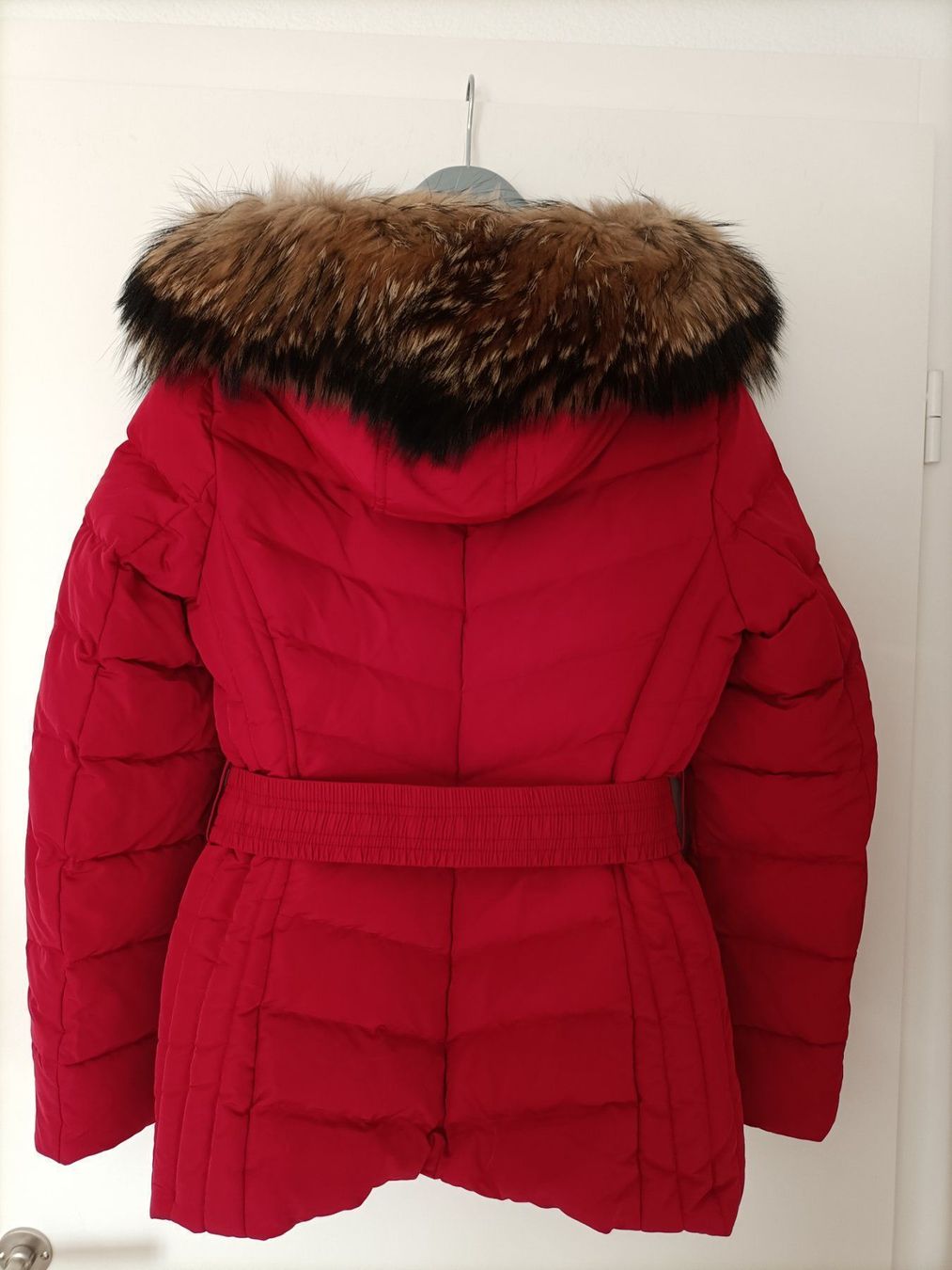Vestes: Rote Winterjacke mit echtem Fell, Gr. M, NEU! – Neuf (Voir description) à Wil SG par MissMillie71 1