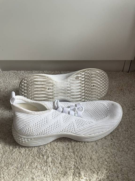 Chaussures femmes: Weisse Sneaker – D'occasion à Möriken AG par sel_9w5v 3