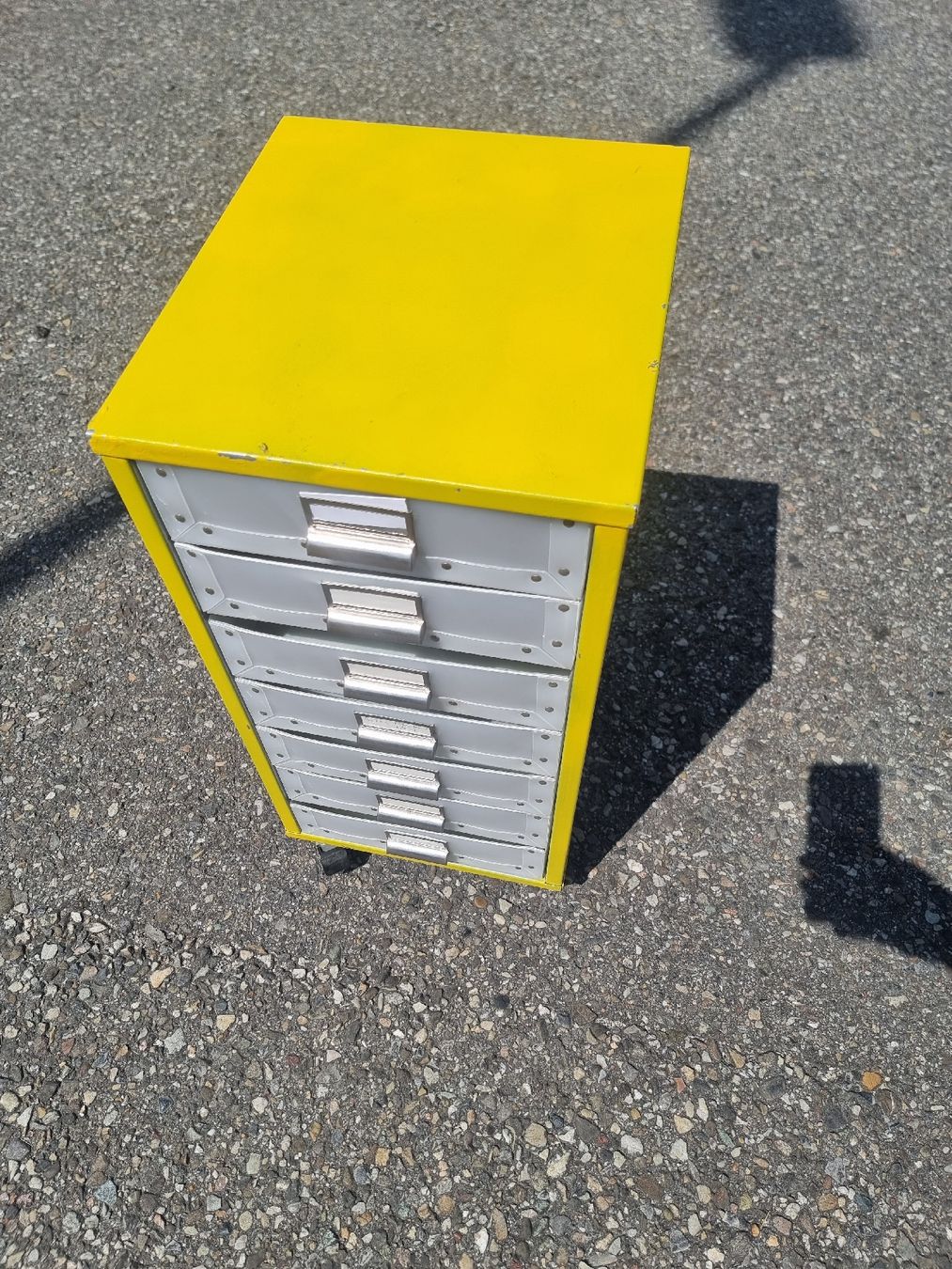 Banconi: Rollcontainer mit 8 Schubladen gelb Metall mit Rollen – Usato da Olten venduto da Mezopotamya 1