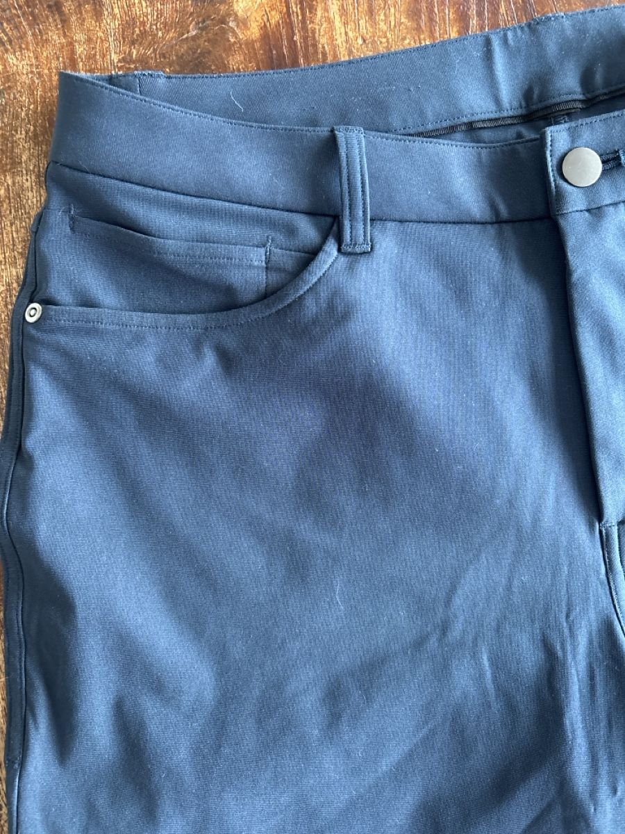 Lululemon Pantaloni: Lululemon dark blue pants (W34 / L32) – Usato da Zuerich venduto da junverhau 2