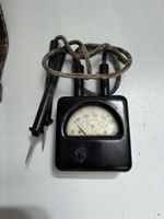 Voltmètre analogique ancien avec étui en cuir vintage