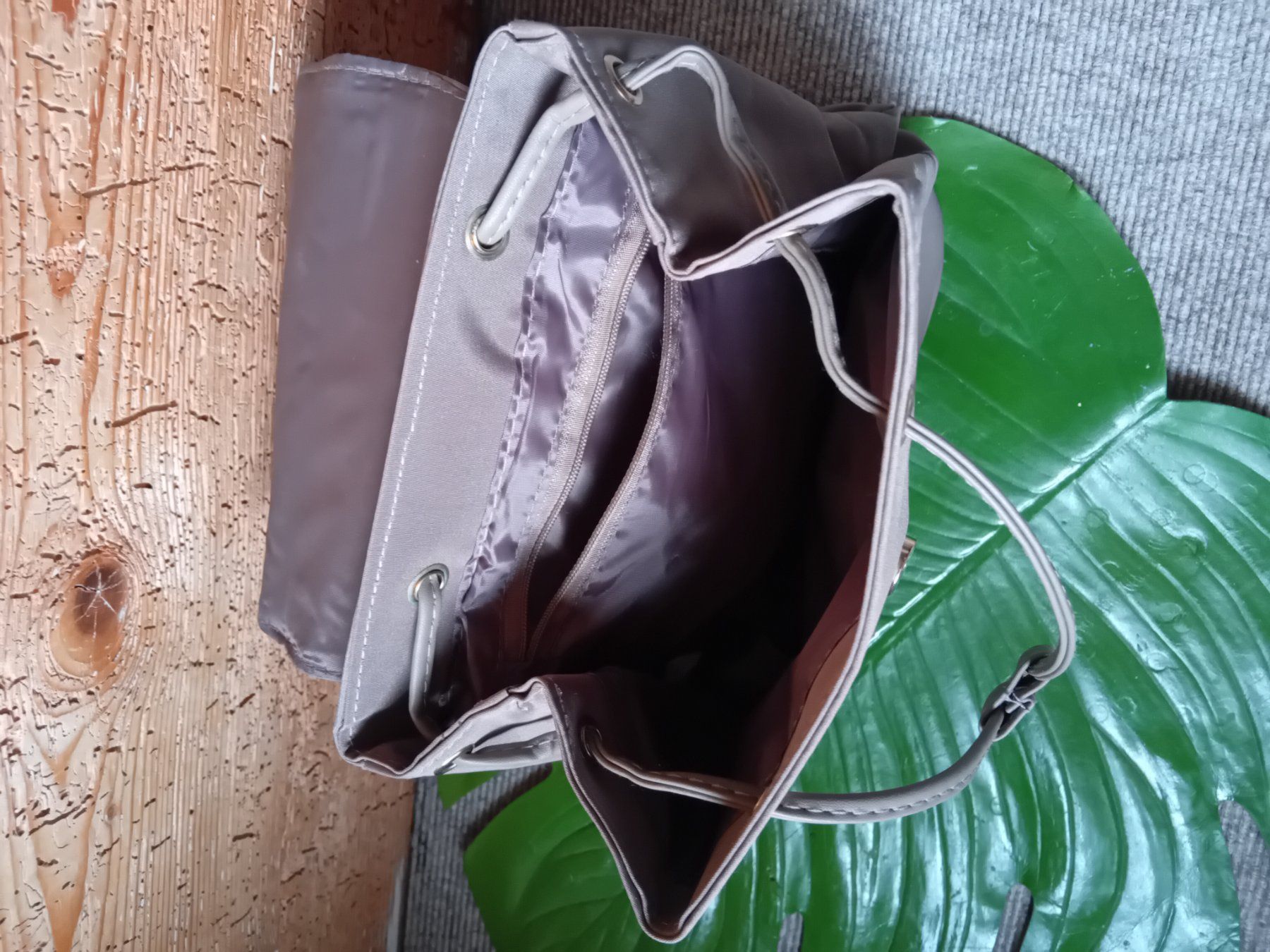 Zaini: Modischer Rucksack mit Blätter-Design - Grau – Nuovo e nell'imballaggio originale da Rüthi (Rheintal) venduto da titlis07 4