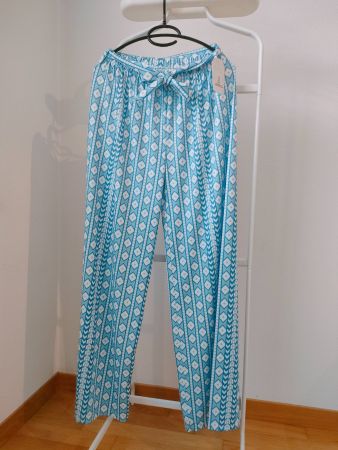 Bedruckte Hose mit Bindeband hell blau und weiss