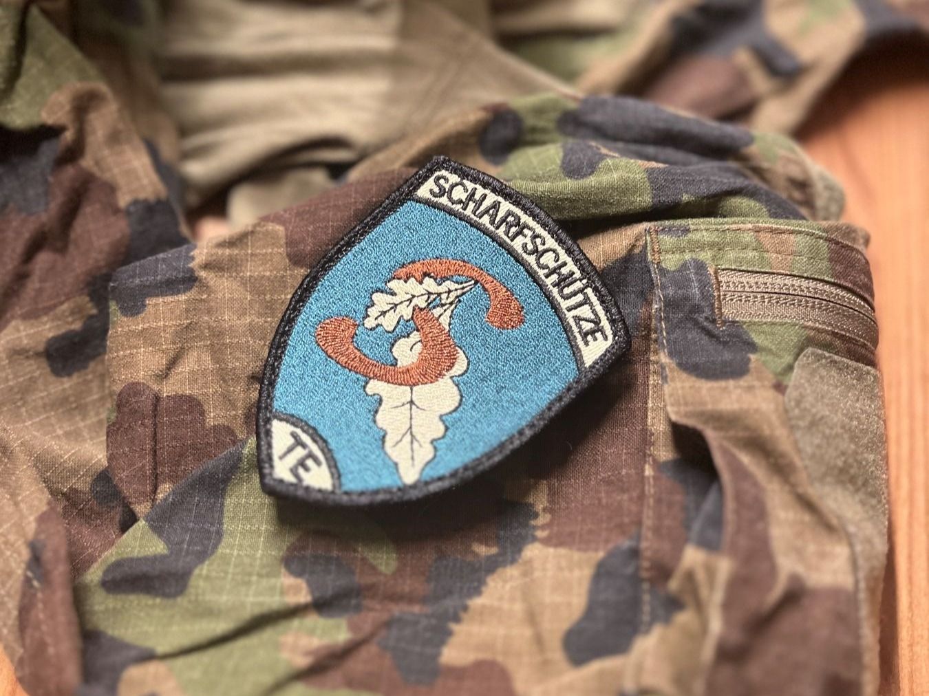 Schweizer Armee Placchette & Badge: Badge Scharfschütze TE mit Klett – Nuovo e nell'imballaggio originale da Fruthwilen venduto da speex 1