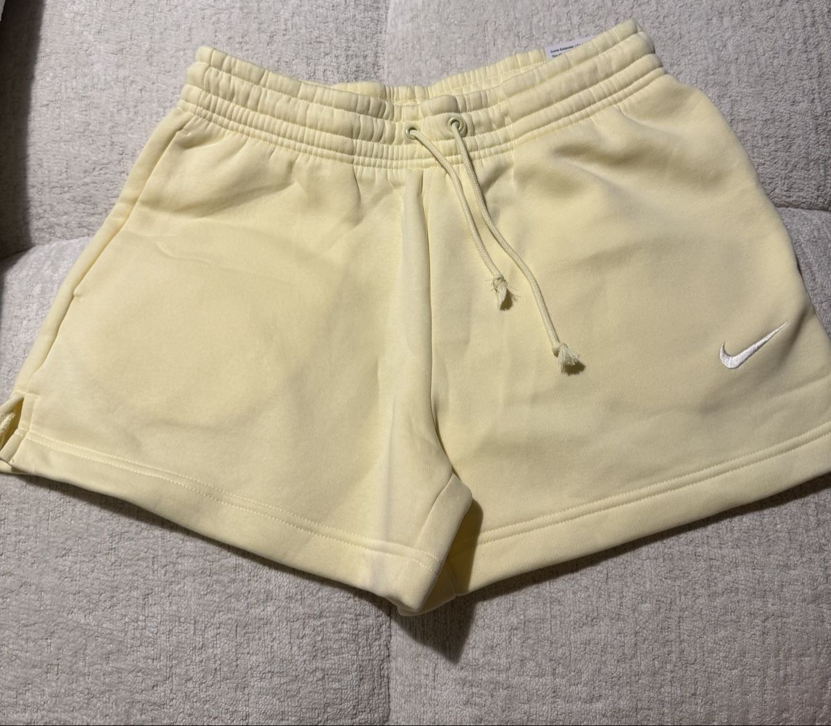 Nike Pantalons: Nike yellow Phoenix Shorts  – Neuf avec emballage d'origine à Zürich par di_archive
