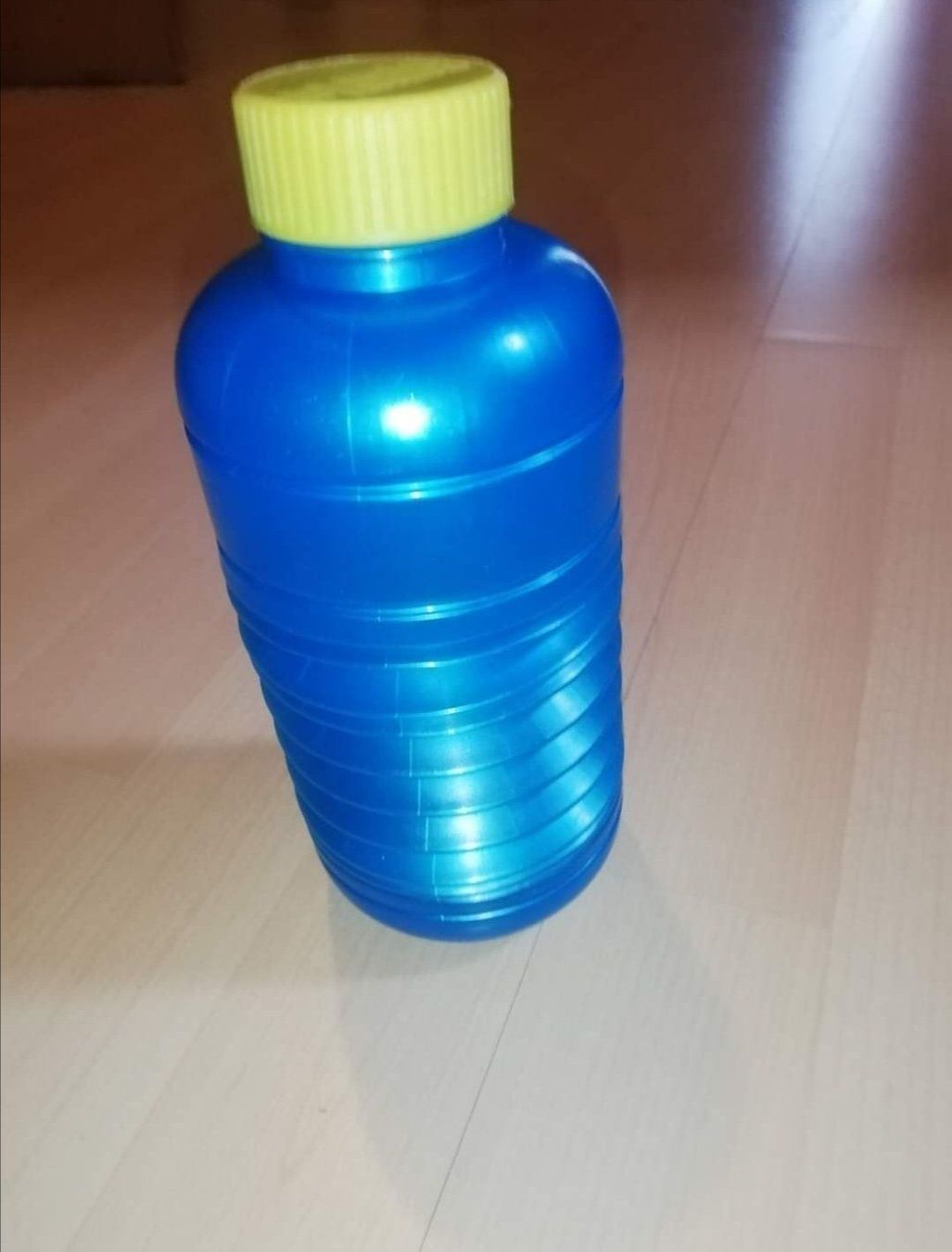 Trinkflaschen & Thermosflaschen: Biegsame pauseflasche Plastik – Gebraucht aus Unterbäch VS von Nifadi